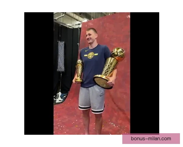 约基奇赛后穿小黄人拖鞋接受采访 曾化身格鲁角色展现幽默风采